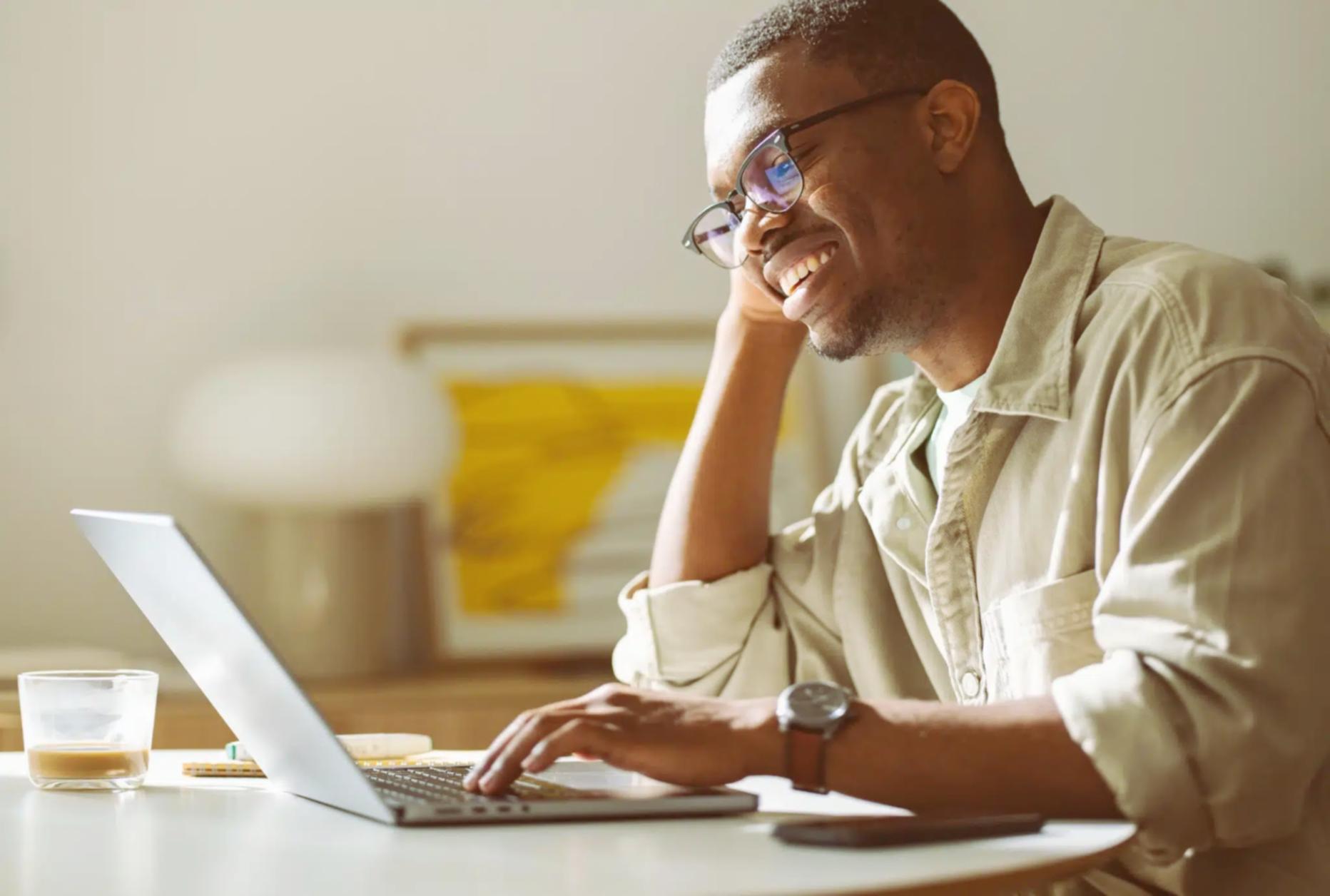 Séance de travail collaboratif sur l'optimisation de contenu SEO