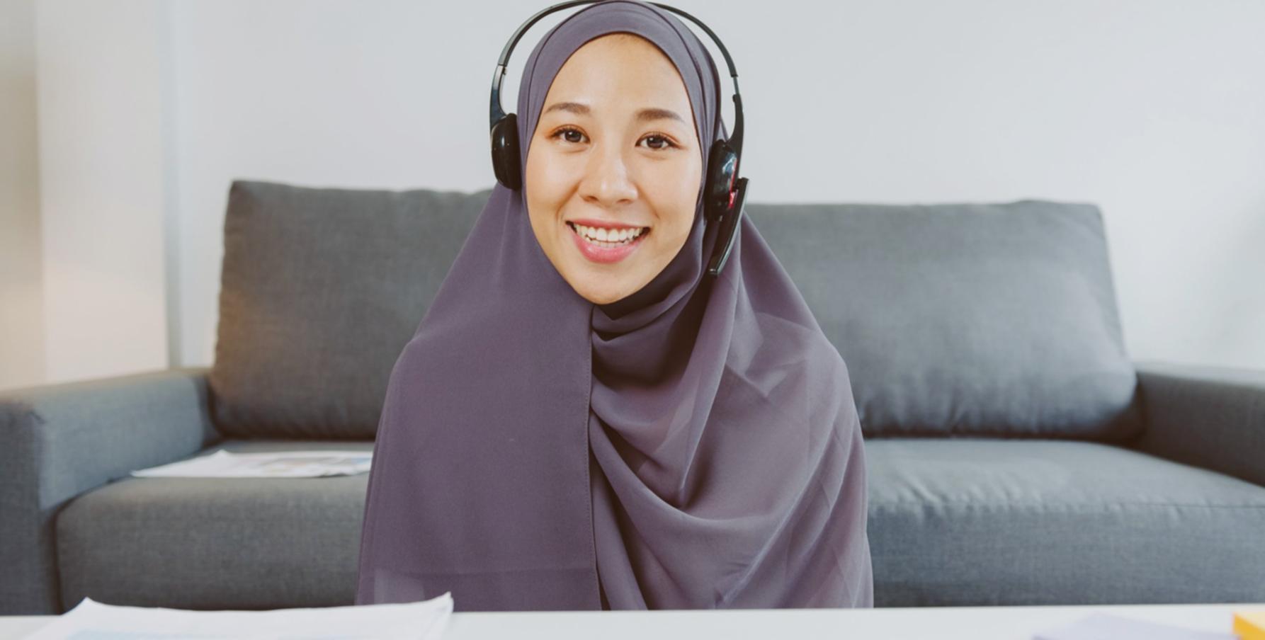 Participant travaillant sur un projet de contenu SEO pendant un séminaire en ligne